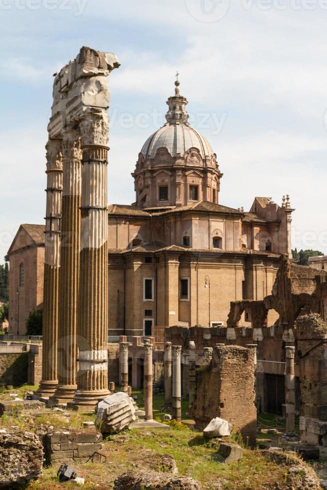 construindo ruínas e colunas antigas em roma, itália foto