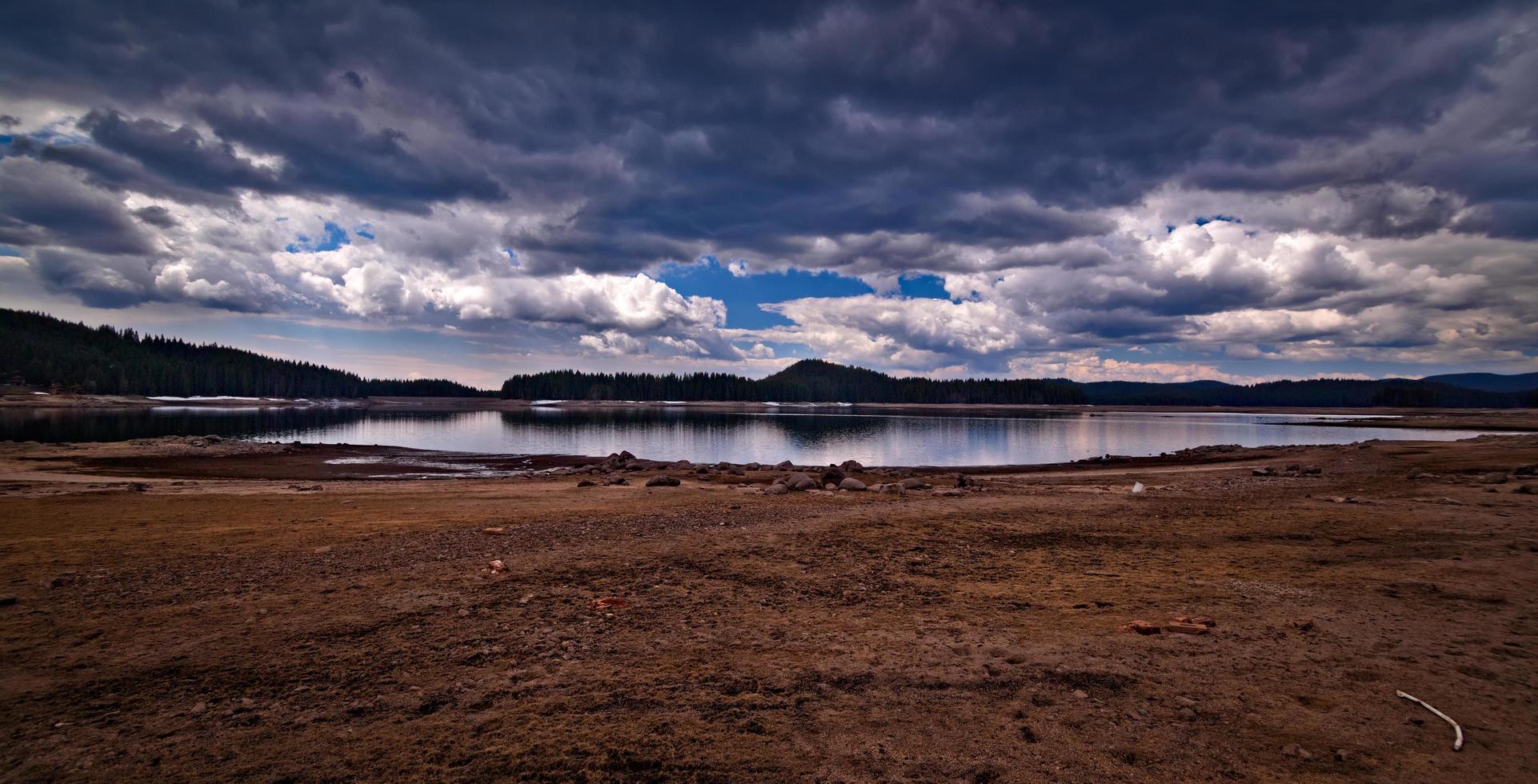 vista de inverno da barragem búlgara foto