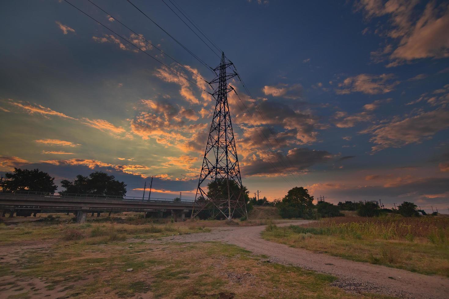 pôr do sol no campo foto