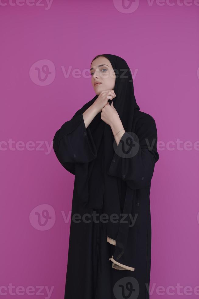 mulher jovem muçulmana moderna em abaya preta foto