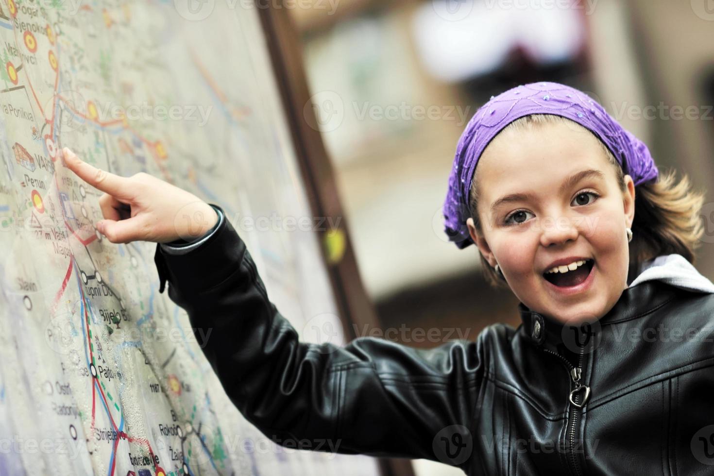 menina com painel de mapa da cidade foto