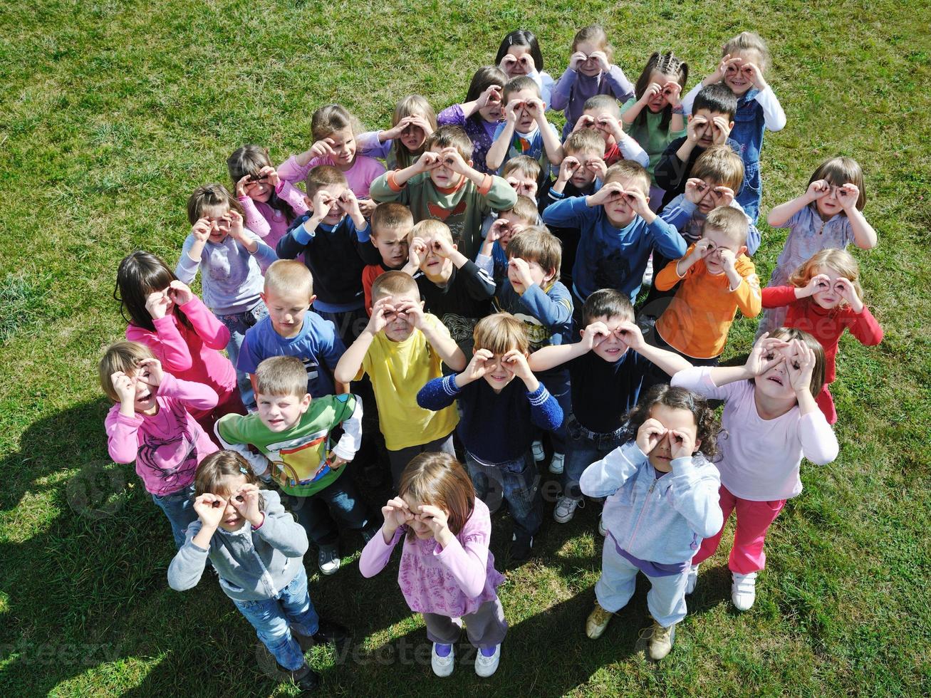 crianças pré-escolares ao ar livre se divertem foto