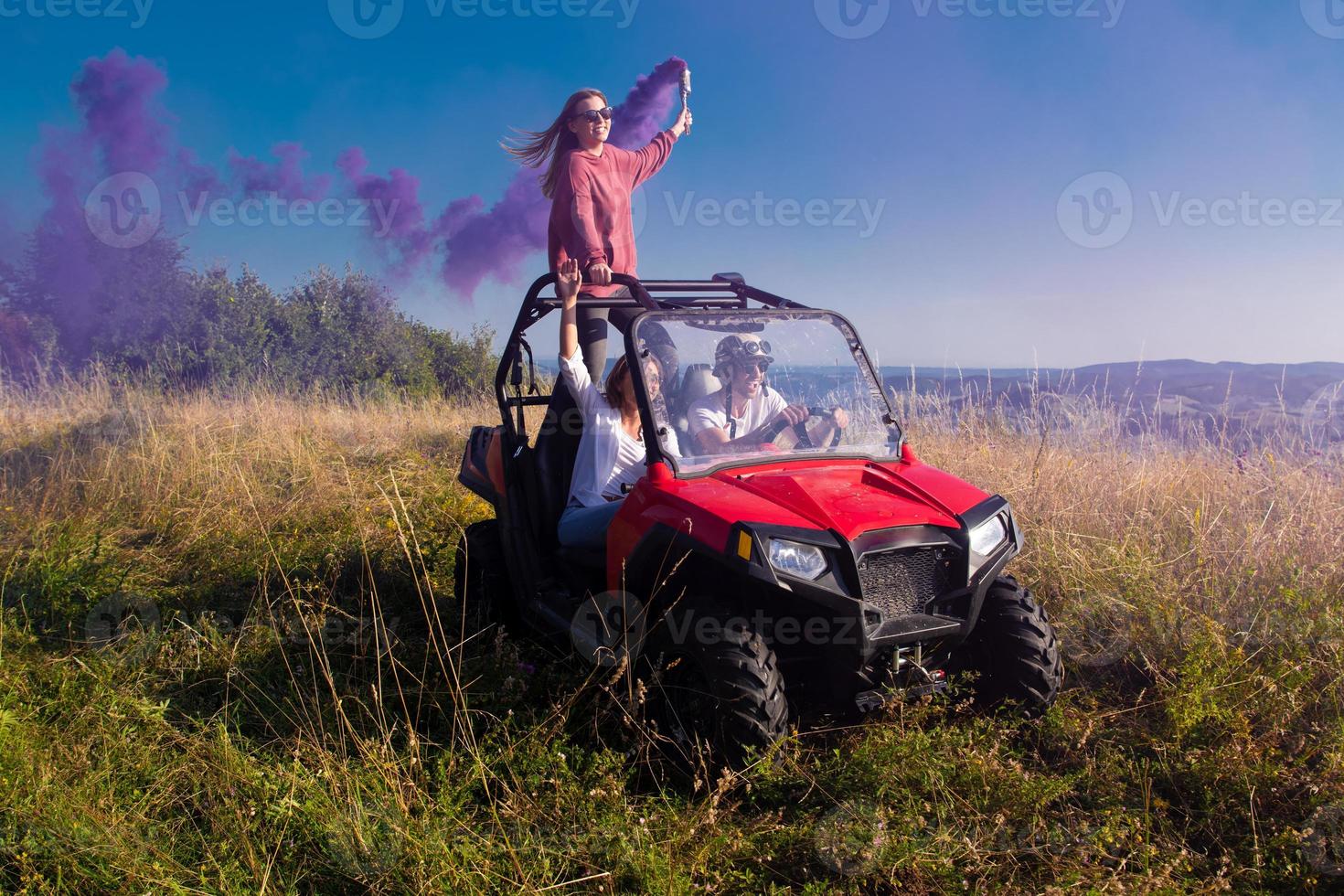 grupo de jovens se divertindo enquanto dirigia um carro de buggy off road foto