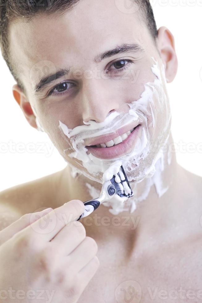 homem fazer a barba close-up foto