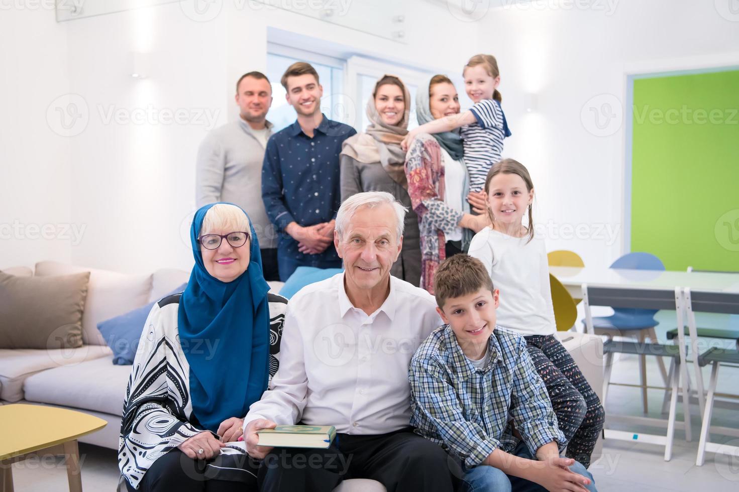 retrato de família muçulmana moderna feliz foto