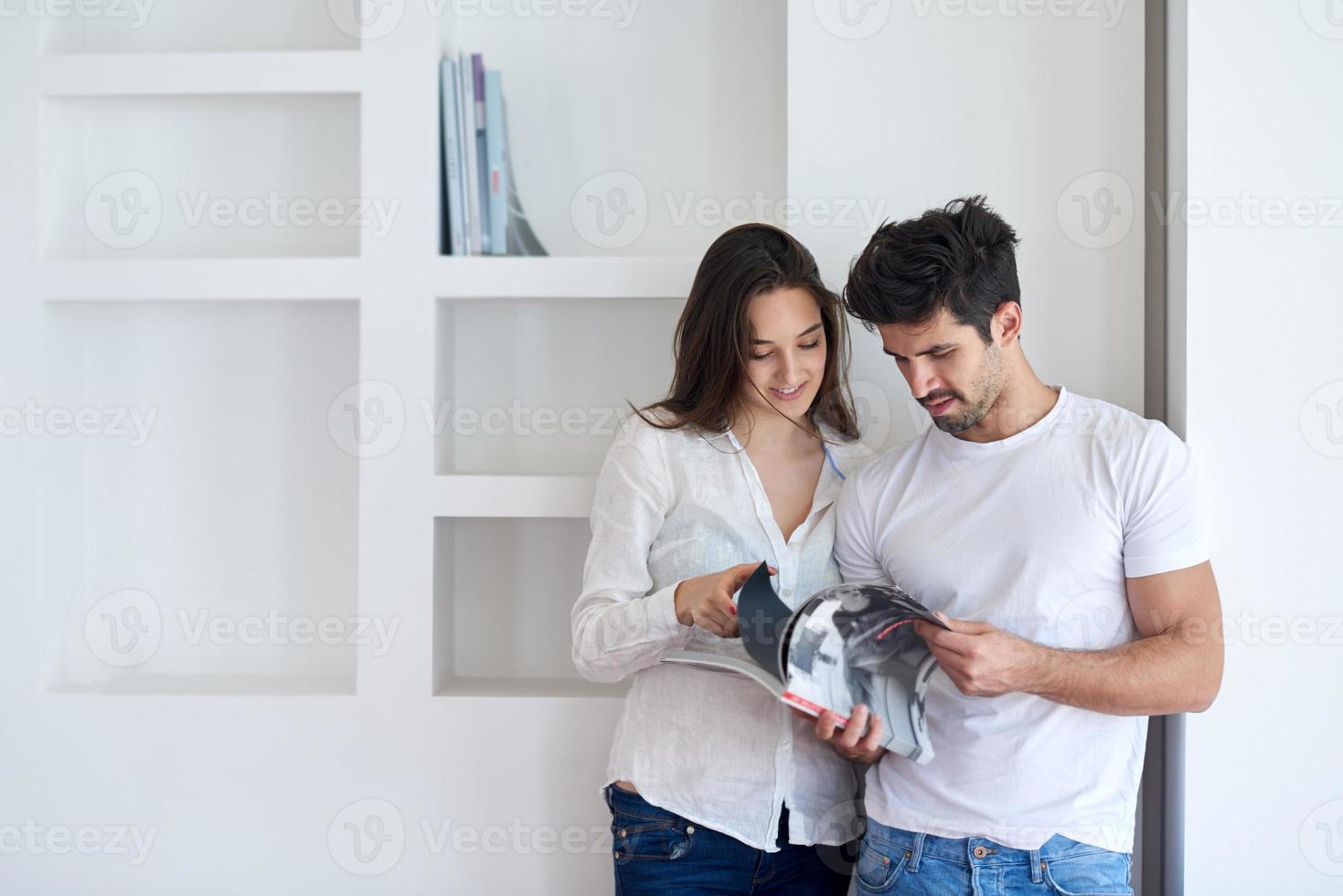 relaxado jovem casal em casa escada foto