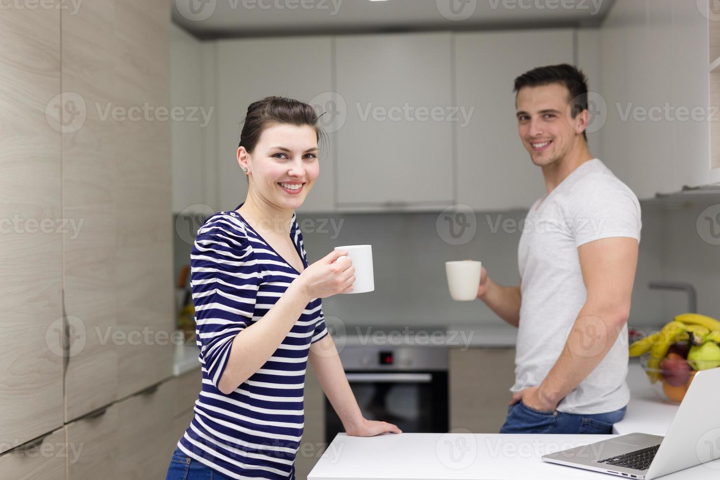 casal com computador portátil aproveitando a manhã foto