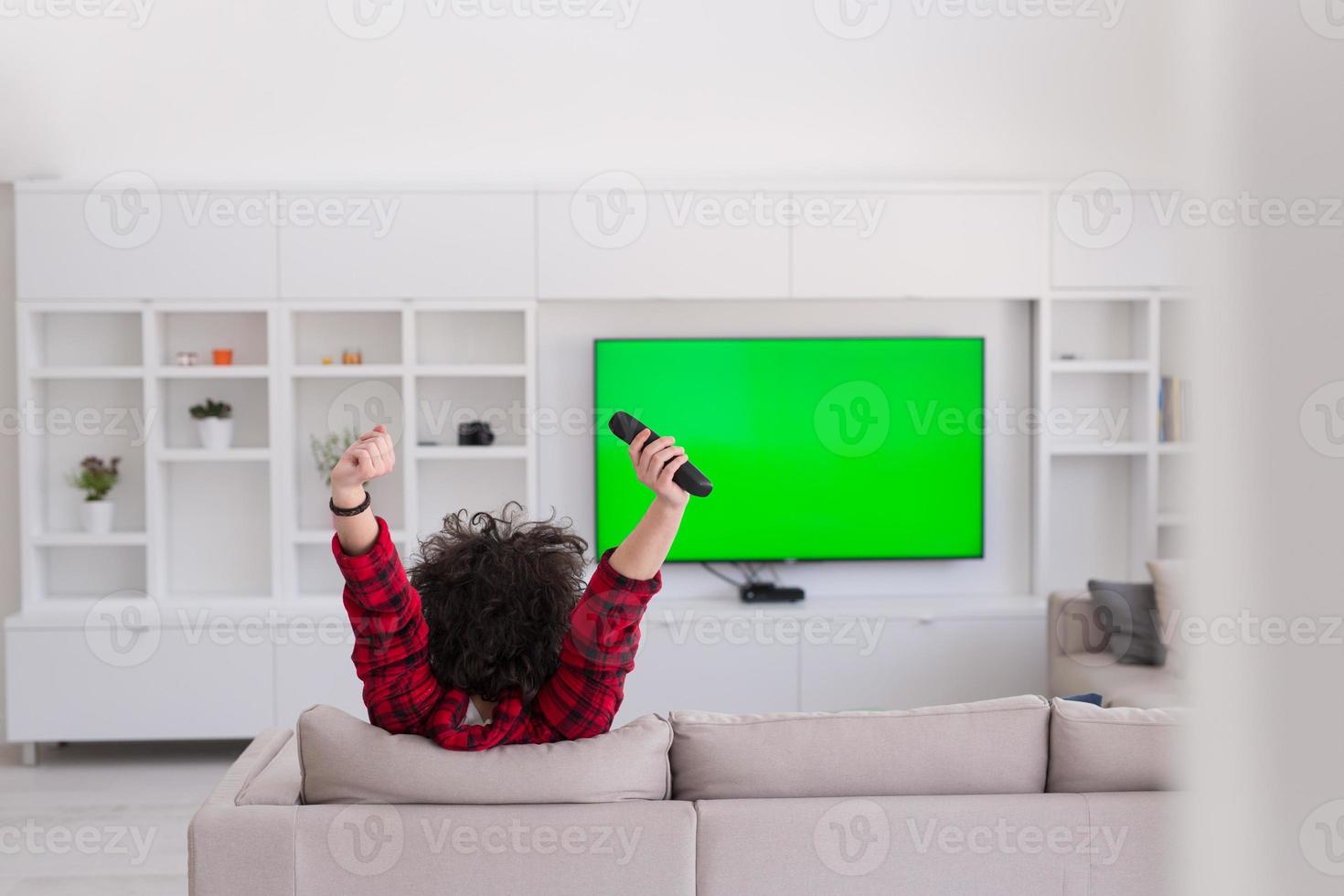 jovem de roupão aproveitando o tempo livre foto