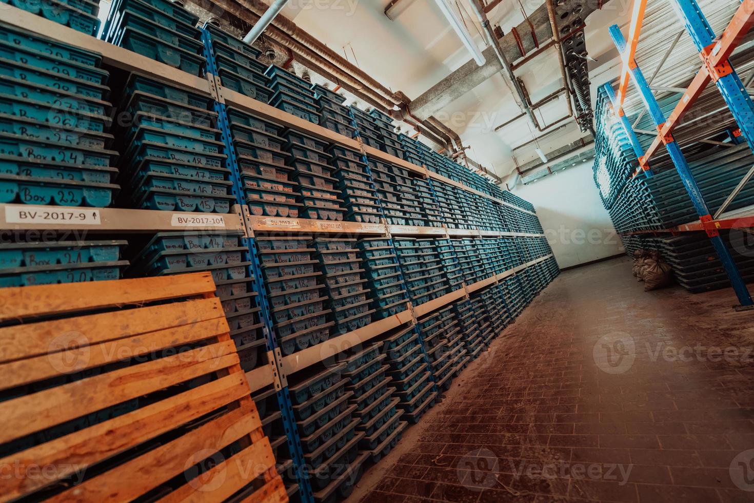 mineração de ouro armazenamento rocha amostras geologia perfuração industy. grande armazém de minério na indústria moderna, minérios empilhados em caixas. foco seletivo foto