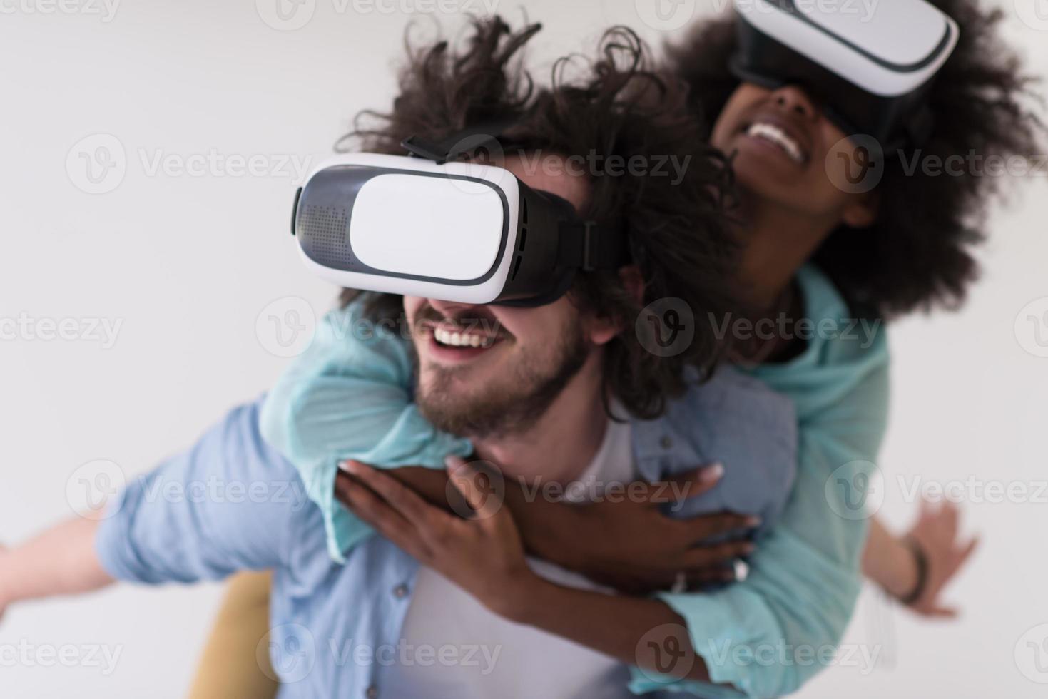 casal multiétnico ganhando experiência usando óculos de fone de ouvido vr foto