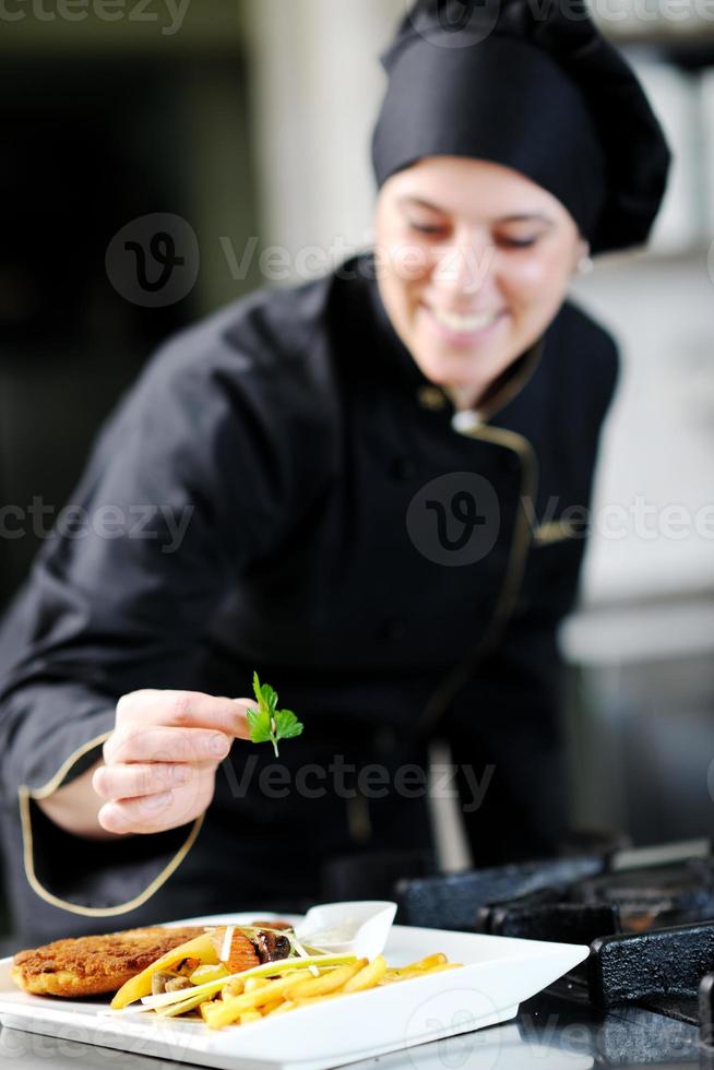 chef preparando a refeição foto