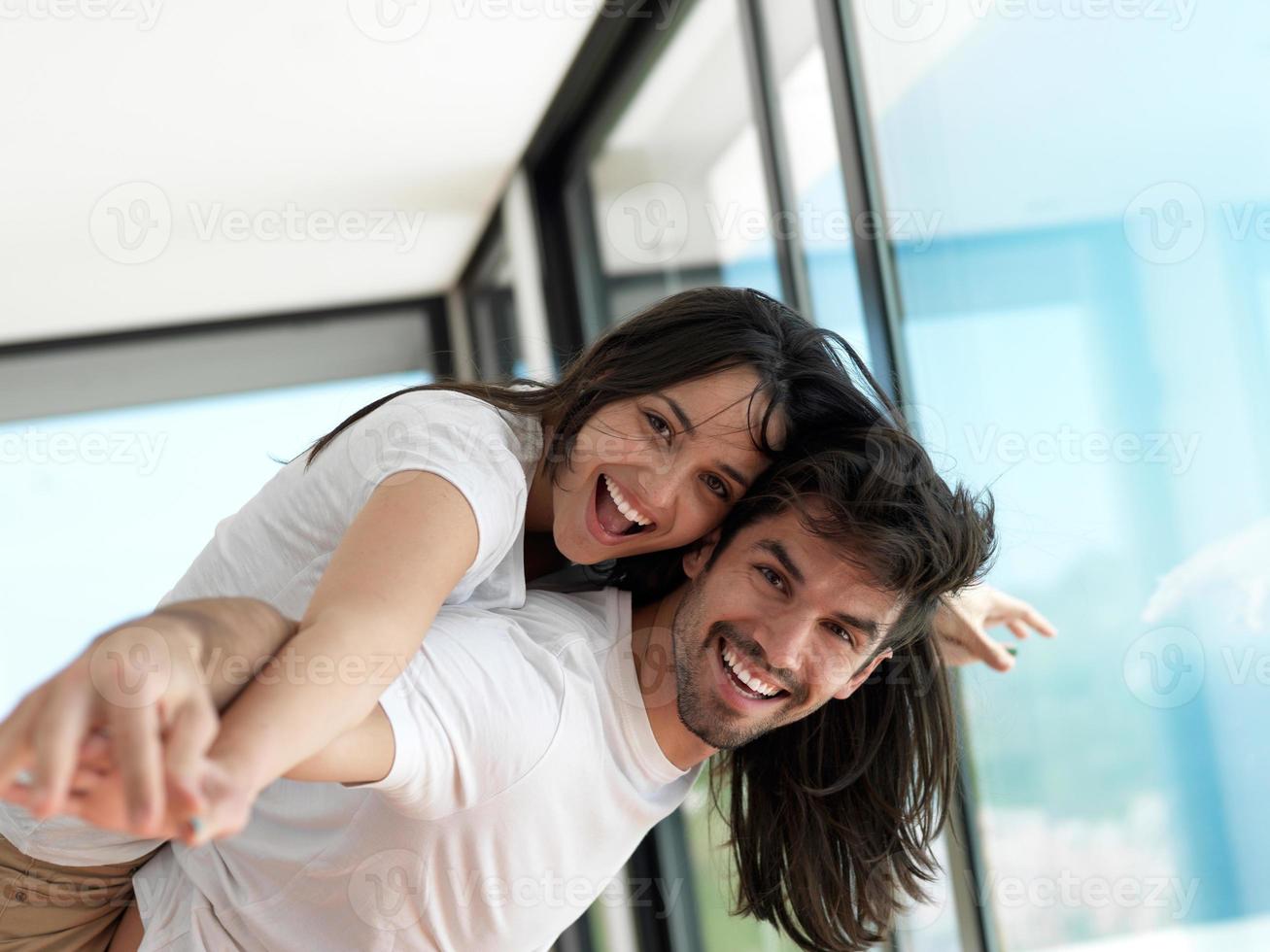 relaxado jovem casal em casa foto