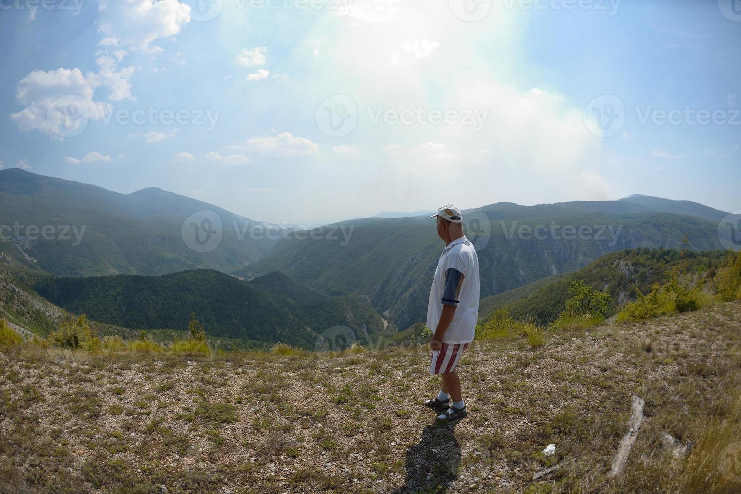 senoir alpinista masculino foto