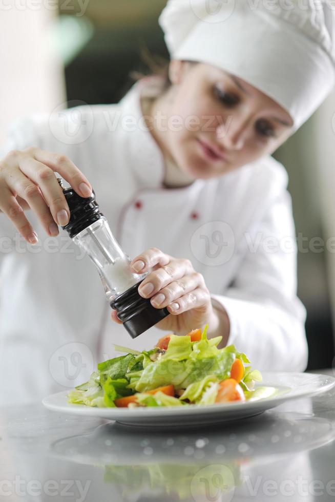 chef preparando a refeição foto