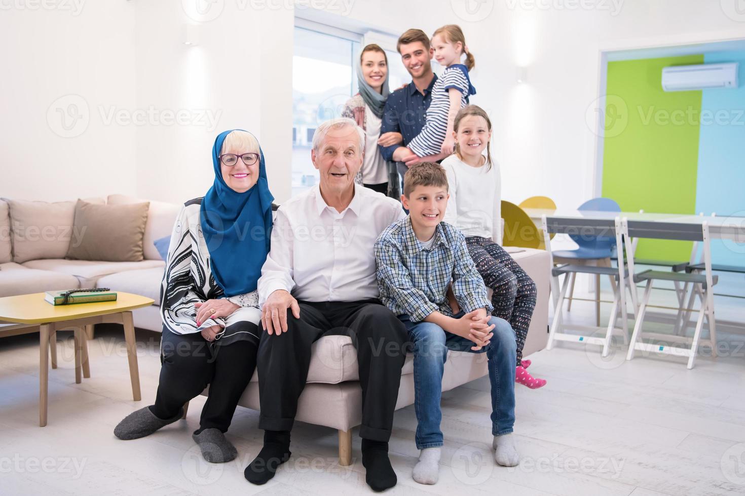 retrato de família muçulmana moderna feliz foto