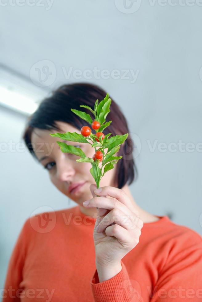 linda garota segurando a planta jovem foto