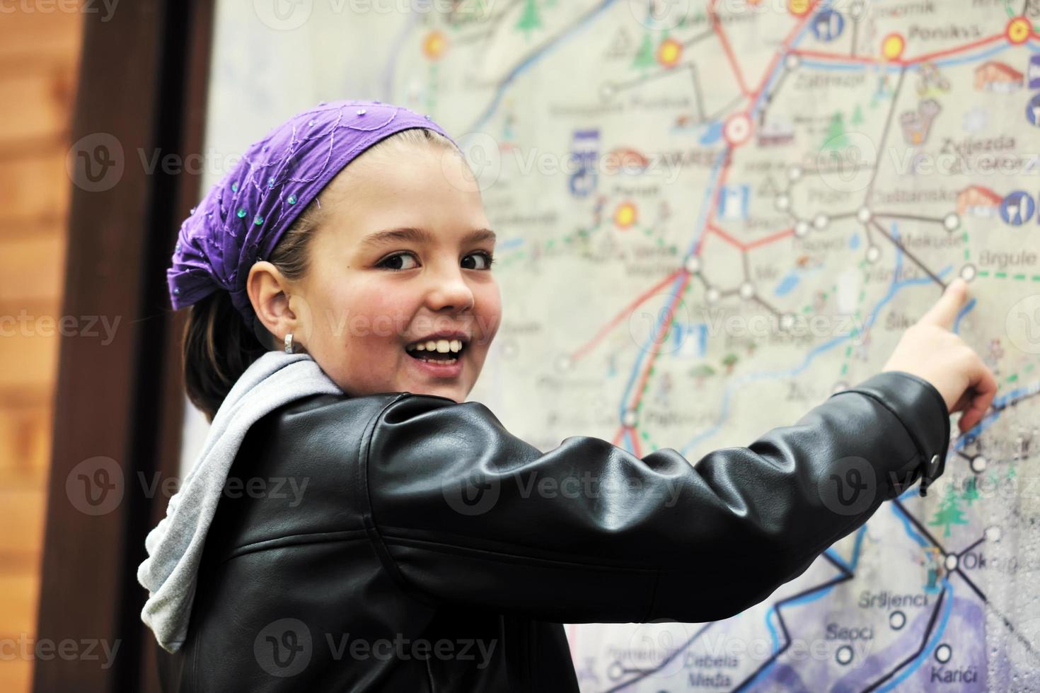 menina com painel de mapa da cidade foto