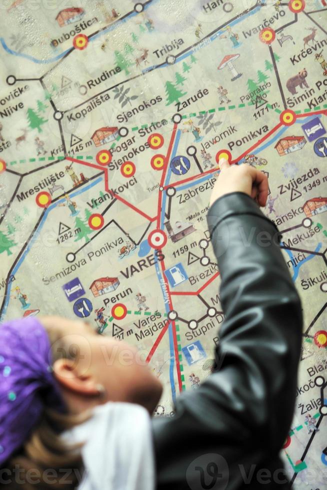 menina com painel de mapa da cidade foto