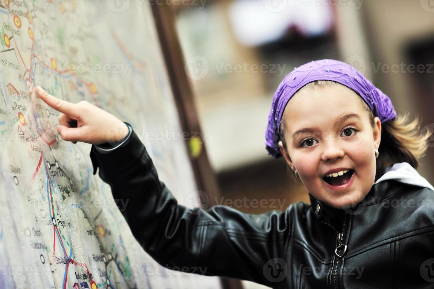 menina com painel de mapa da cidade foto