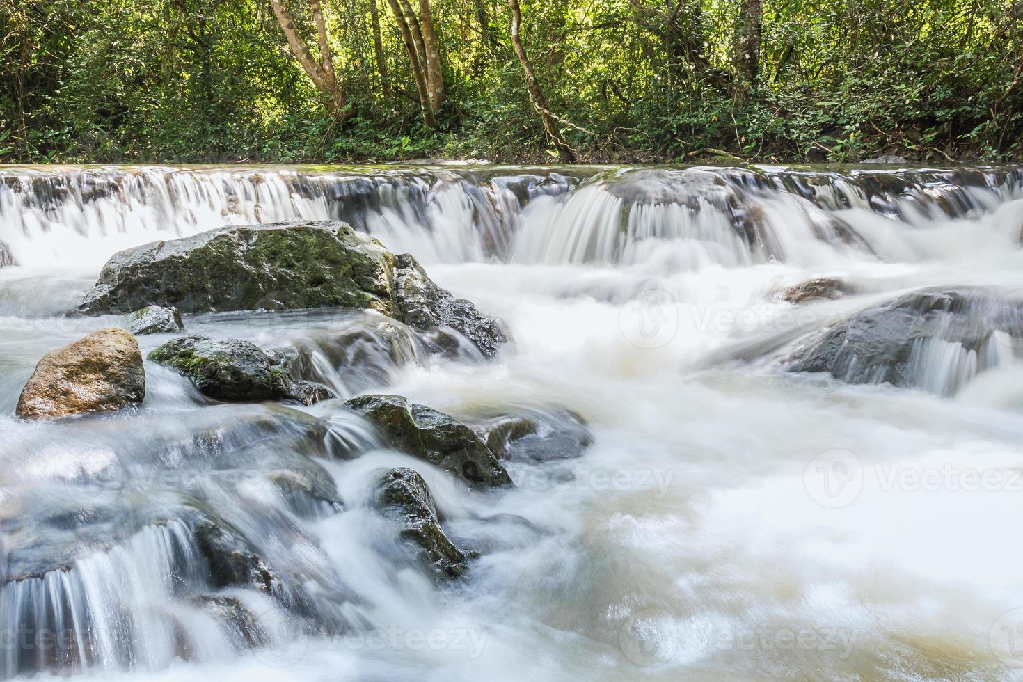 cachoeira de jedkod no parque nacional de khao yai, tailândia foto