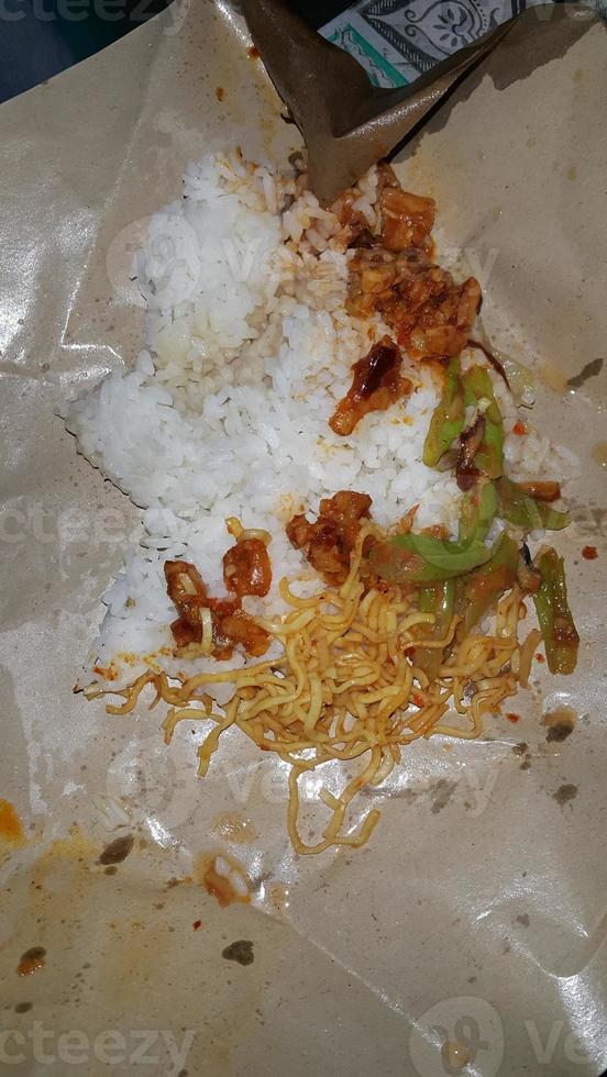 nasi bungkus, comida de gente simples. foto