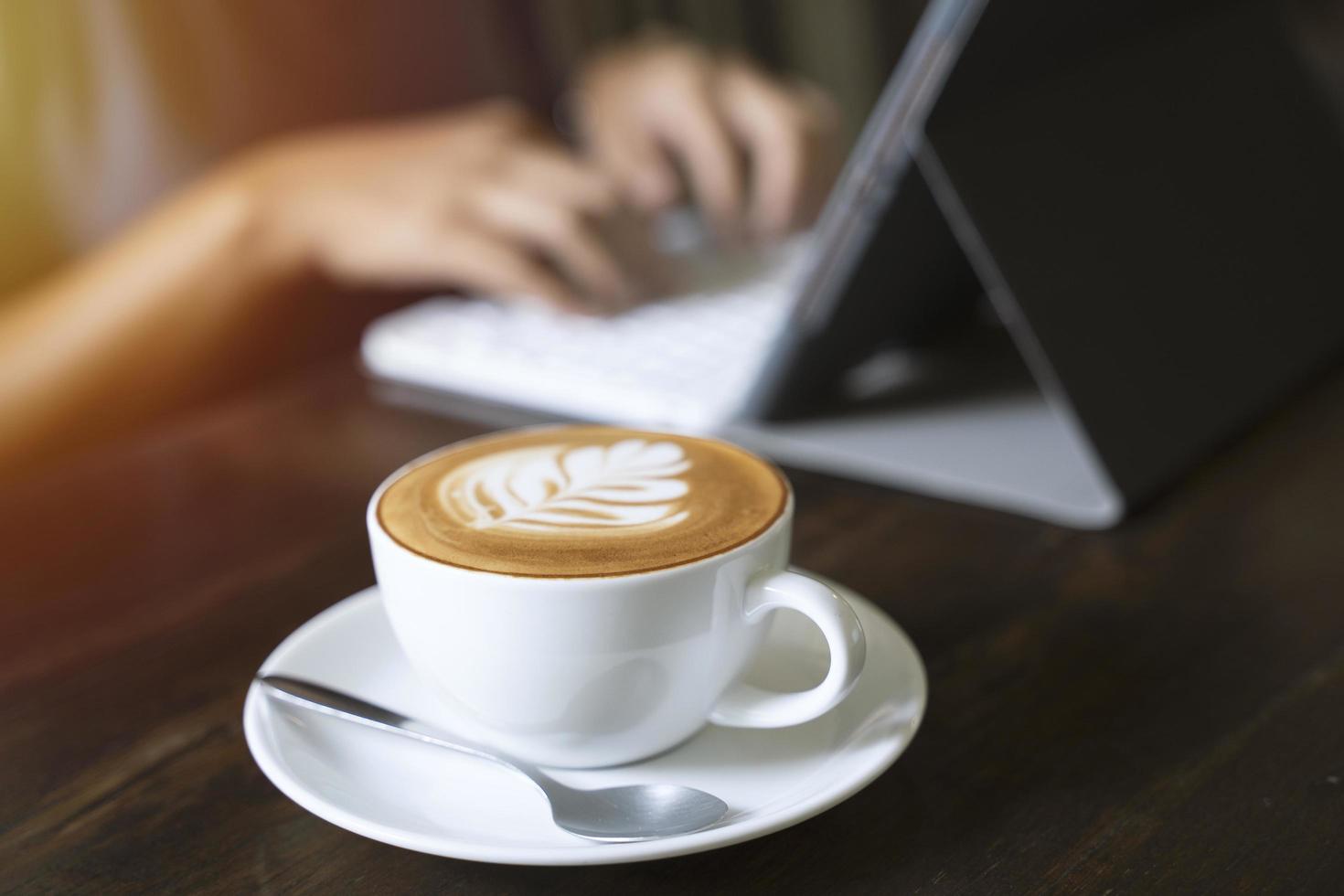 mulher asiática hipster digitando no tablet no café com luz solar, conceito de estilo de vida foto