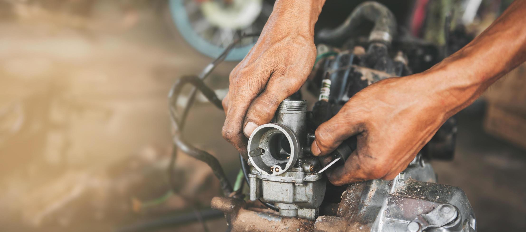 mecânico de automóveis trabalhando na garagem. serviço de reparo e manutenção foto