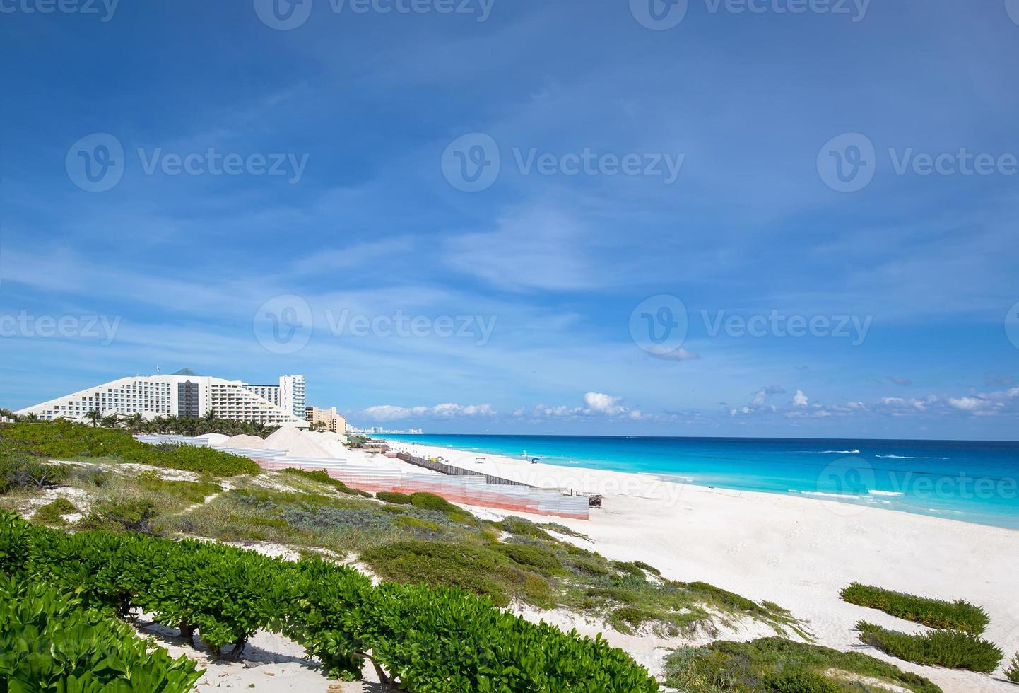 méxico riviera maya em cancun, playa delfines dolphin beach apelidado el mirador foto