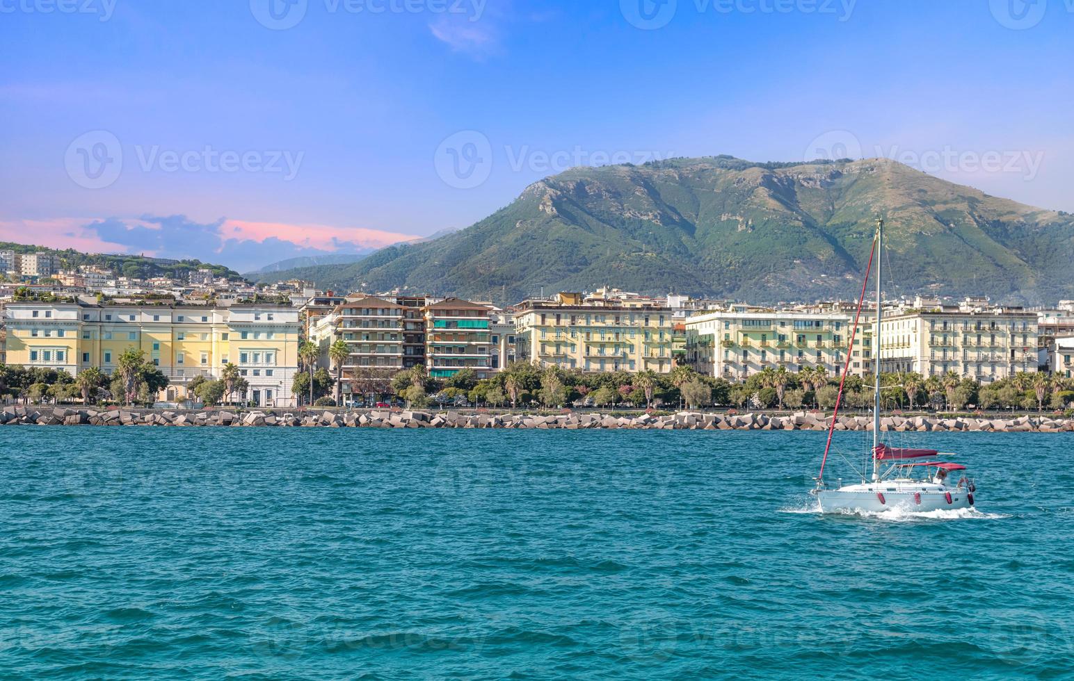 marina e iate clube em salerno, itália, ponto de partida para passeios de barco pela costa amalfitana e positano foto