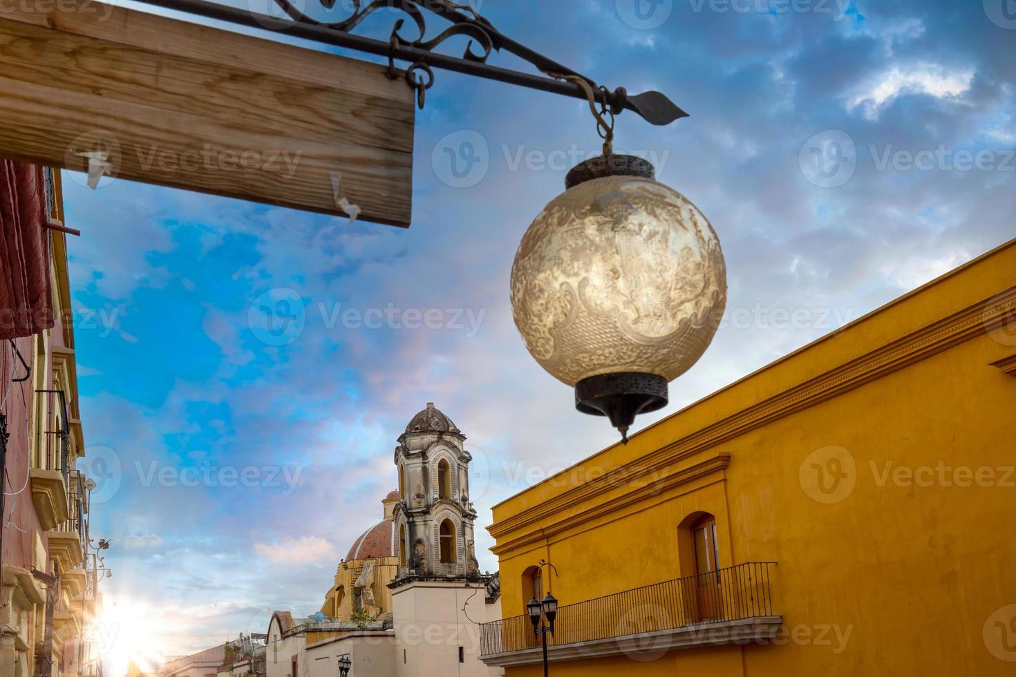 oaxaca, méxico, ruas pitorescas da cidade velha e edifícios coloniais coloridos no centro histórico da cidade foto