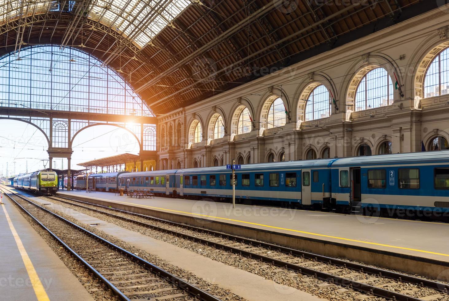 Hungria Budapeste principal estação ferroviária central que serve o turismo entre as principais cidades da Europa foto