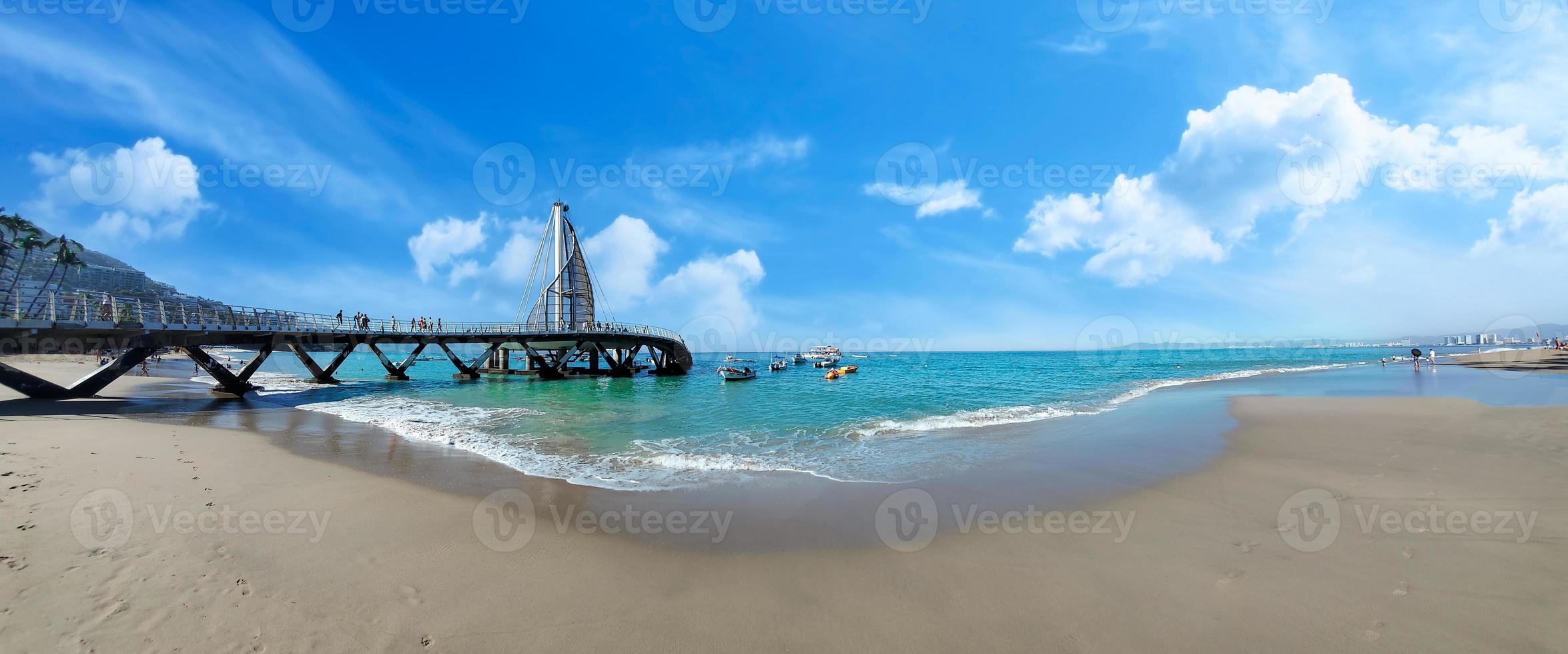 praia e cais de playa de los muertos perto de puerto vallarta malecon, a maior praia pública da cidade foto