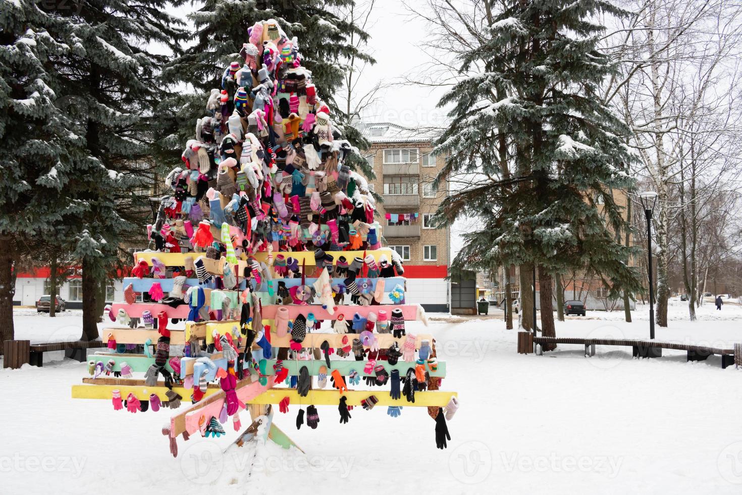 fundo de ano novo com uma árvore de madeira de natal feita de luvas. lugar para o seu texto foto