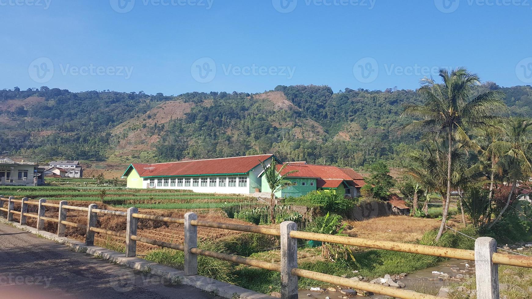 um edifício verde sob a colina. foto