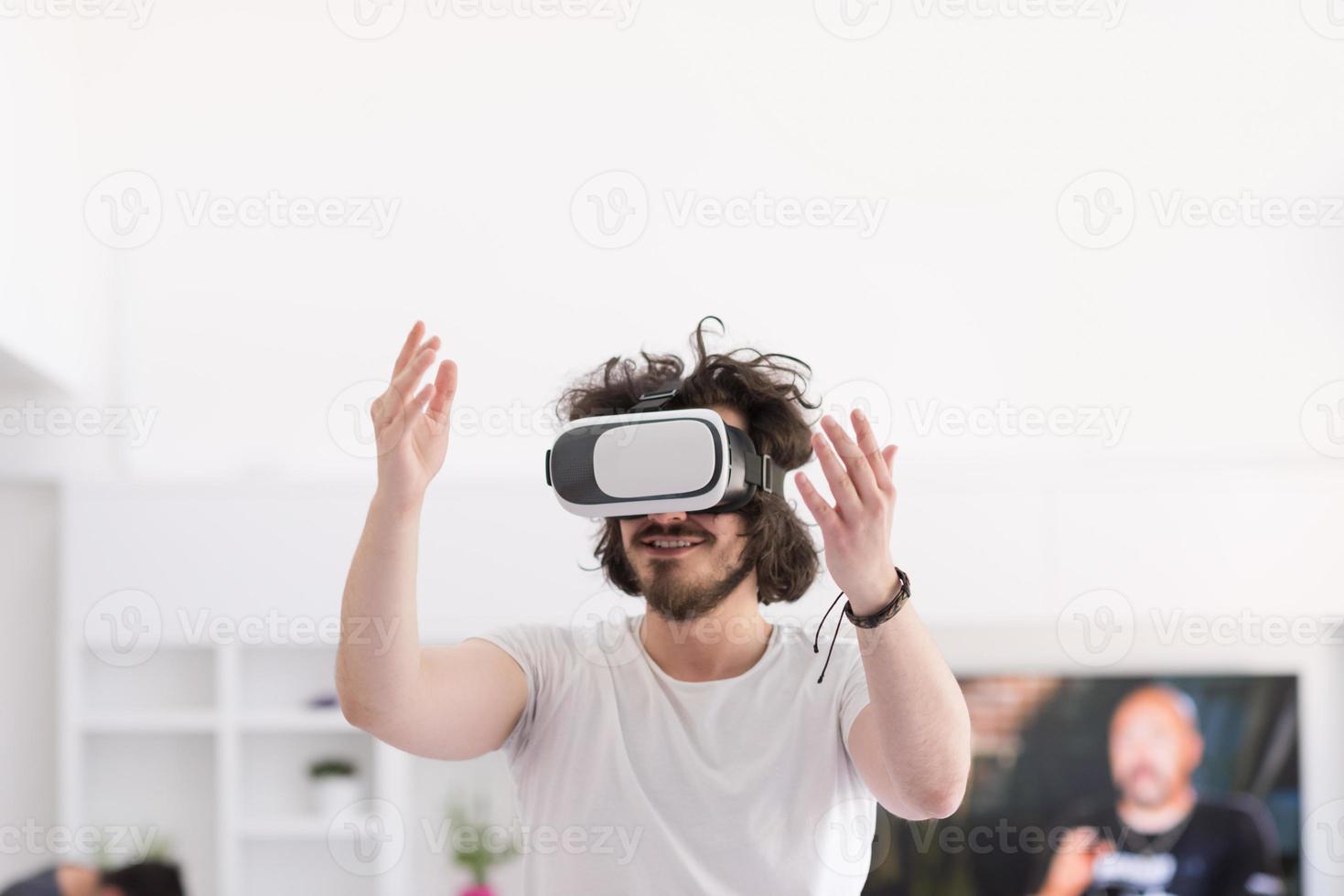 homem usando óculos vr-headset de realidade virtual foto