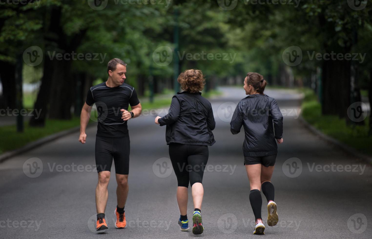 equipe de corredores no treinamento matinal foto