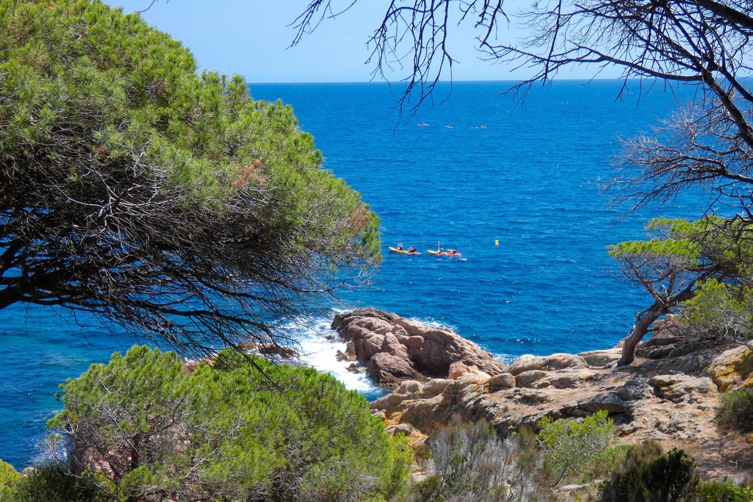 costa acidentada, costa mediterrânea na costa brava catalã, sant feliu de guixols foto