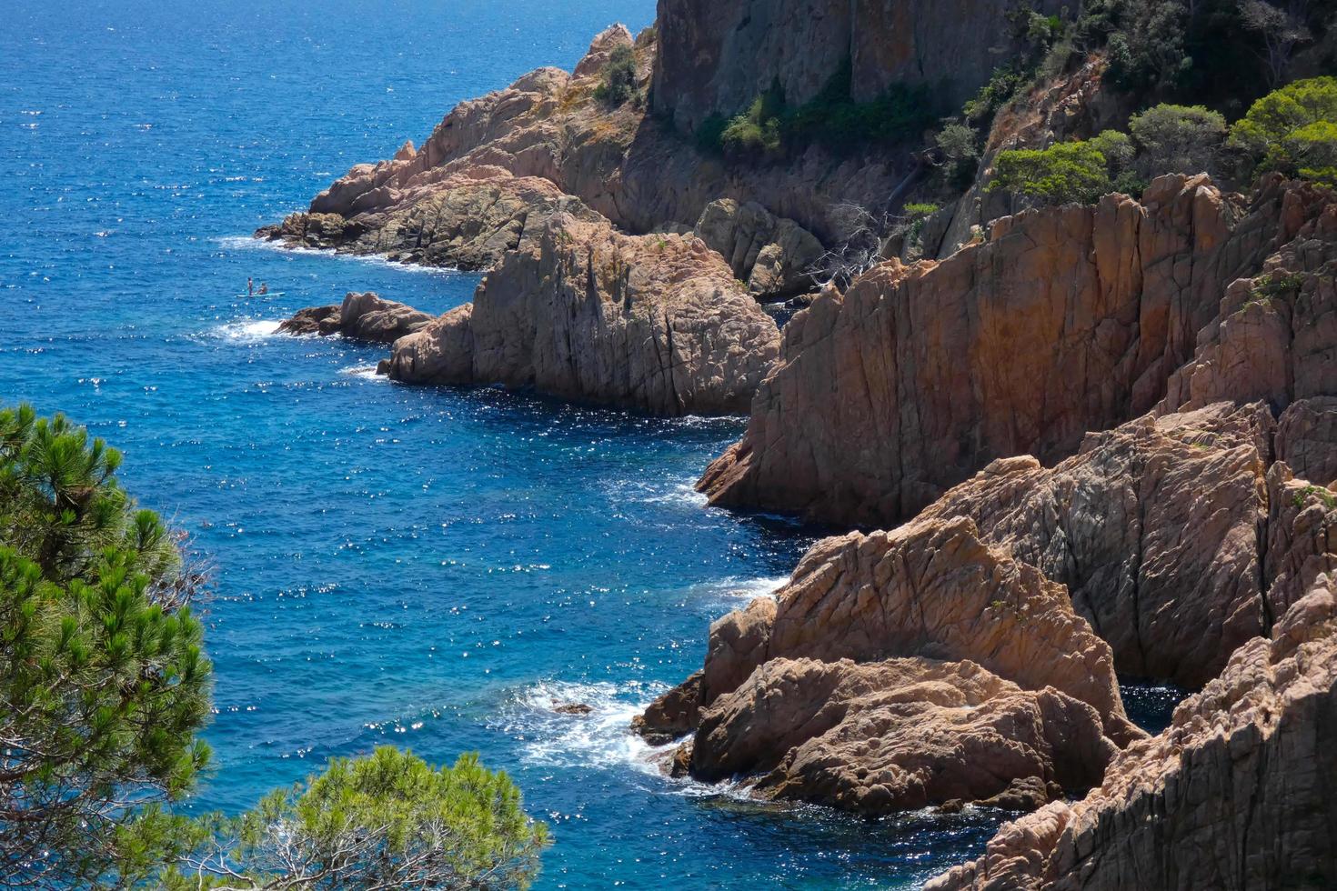 costa acidentada, costa mediterrânea na costa brava catalã, sant feliu de guixols foto