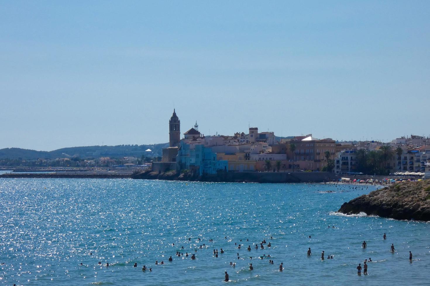 vistas da bela cidade de sitges na costa mediterrânea catalã. foto