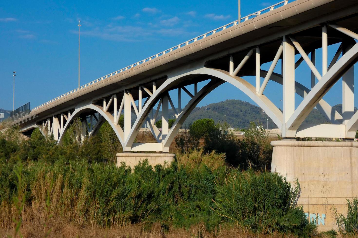 ponte fluvial moderna, um feito de engenharia que milhares de veículos passam diariamente foto