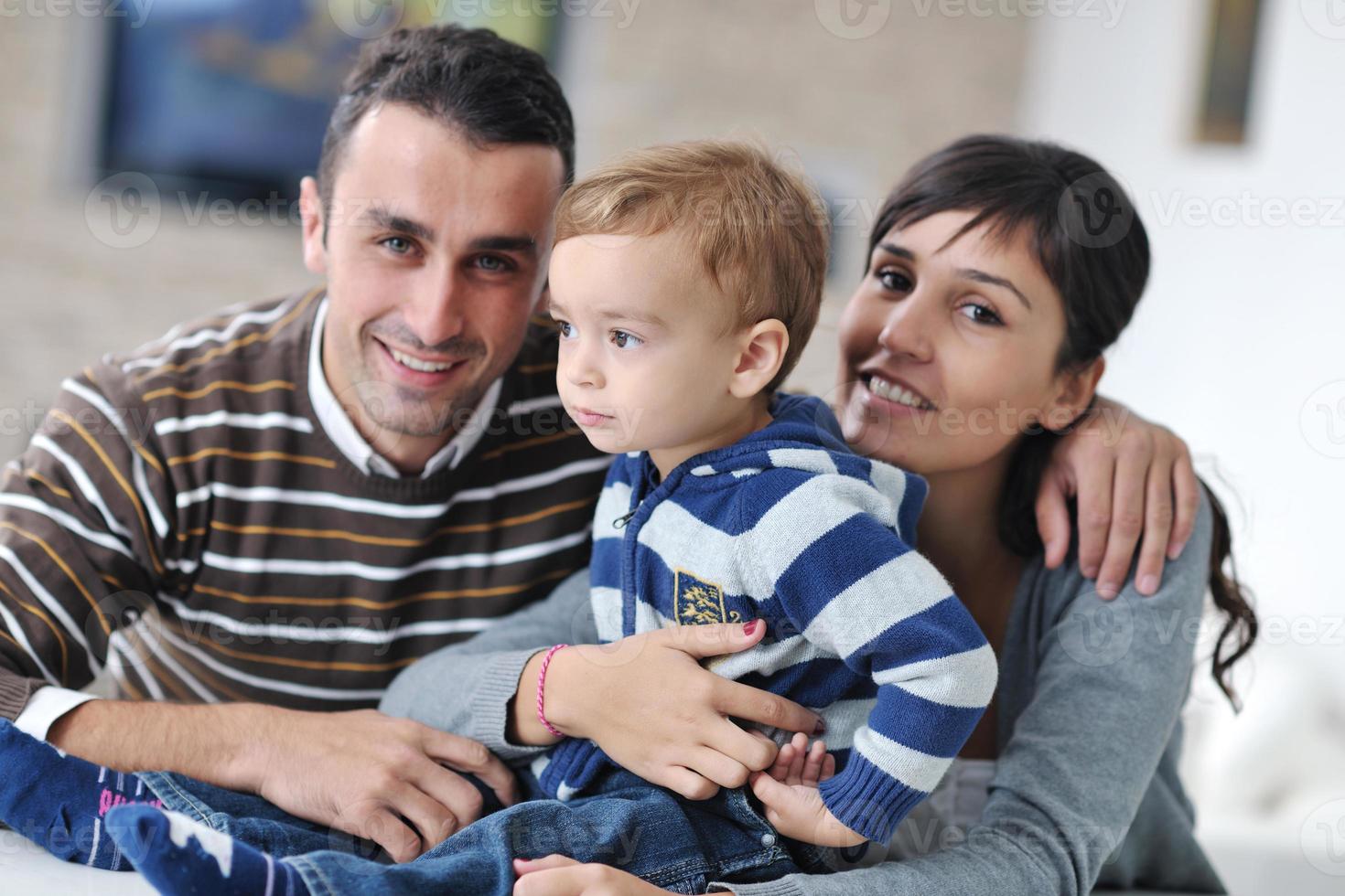 feliz jovem família se diverte em casa foto