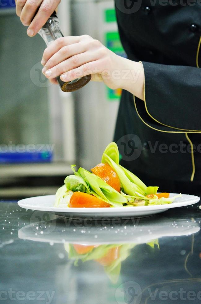 chef preparando a refeição foto