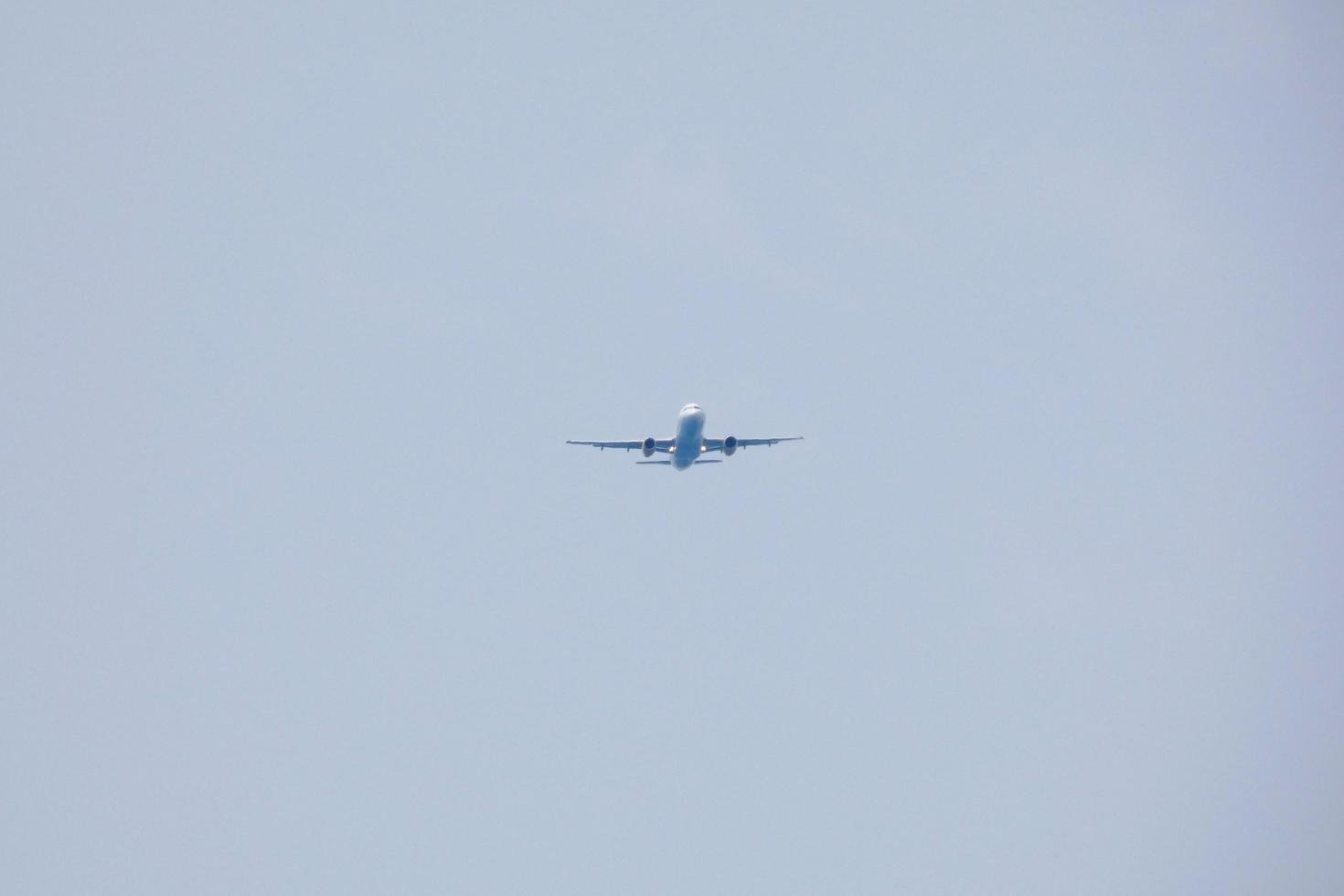 aeronaves comerciais voando sob céu azul e chegando ao aeroporto foto