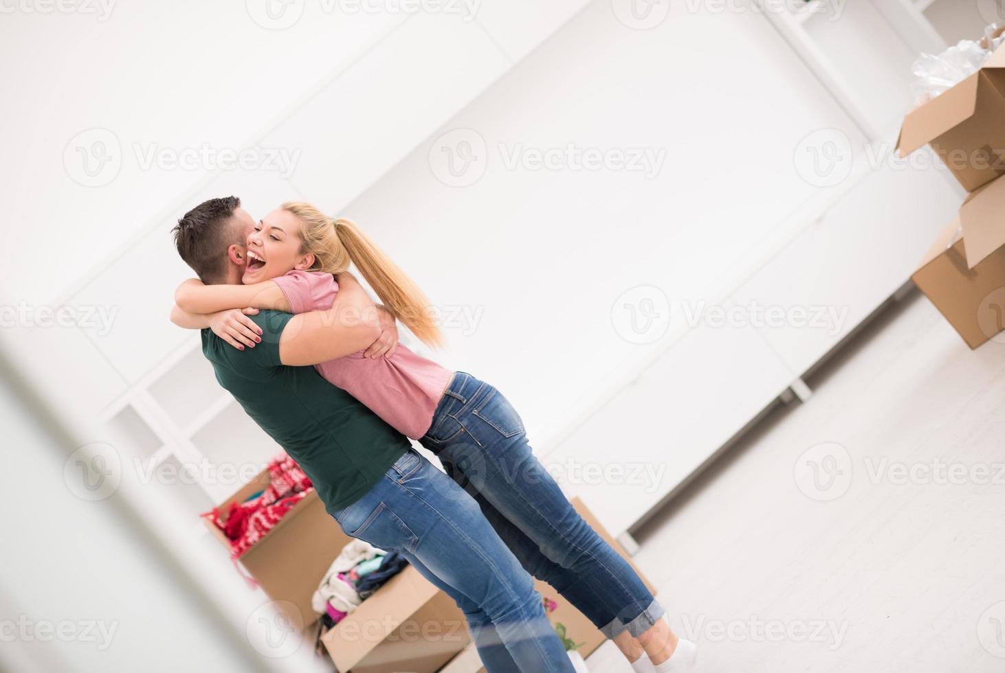 feliz casal jovem se mudando para casa nova foto