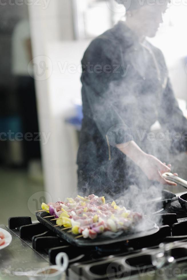 chef preparando a refeição foto