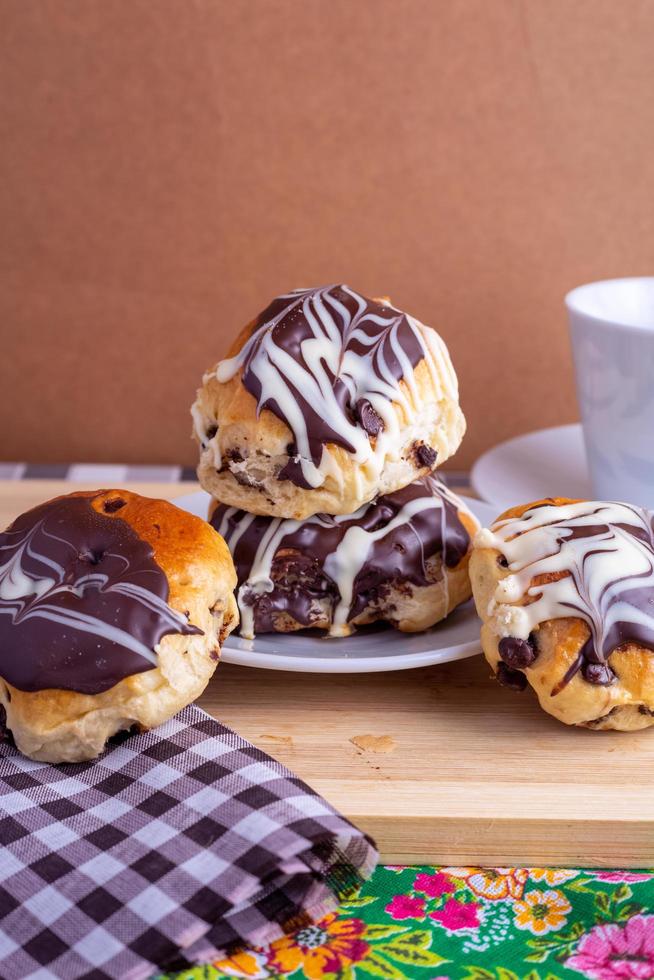 xícara de café com pão brioche foto