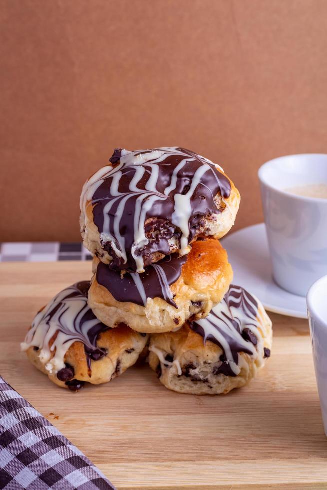 xícara de café com pão brioche foto