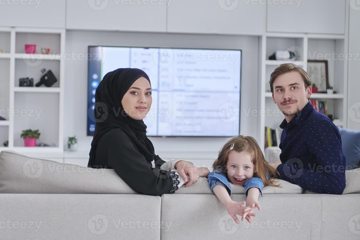 família muçulmana feliz passando tempo juntos em casa moderna foto