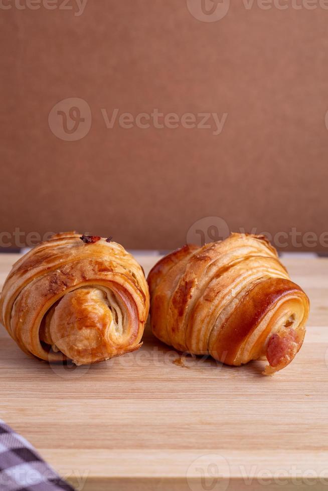 croissant na mesa foto