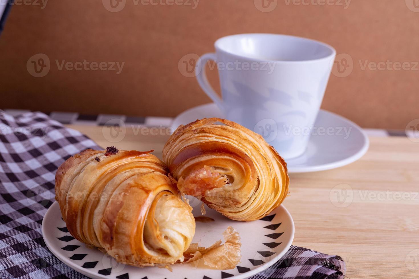 croissant na mesa foto